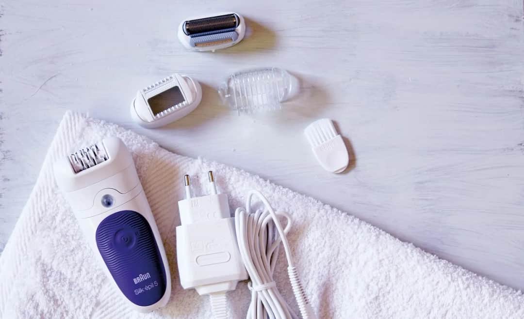 Czym się różni golarka od depilatora? Poznaj kluczowe różnice