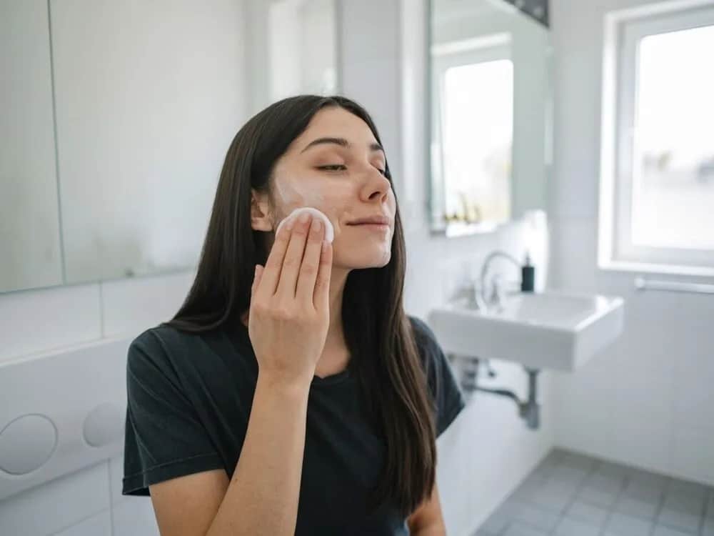 Skuteczne sposoby na zmycie farby do włosów z czoła bez podrażnień